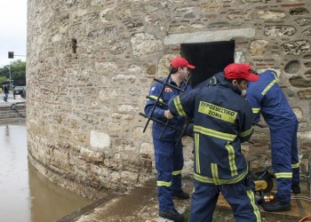 Κακοκαιρία στη Θεσσαλονίκη: Απεγκλωβισμοί από τον Λευκό Πύργο (φωτο, βίντεο)
