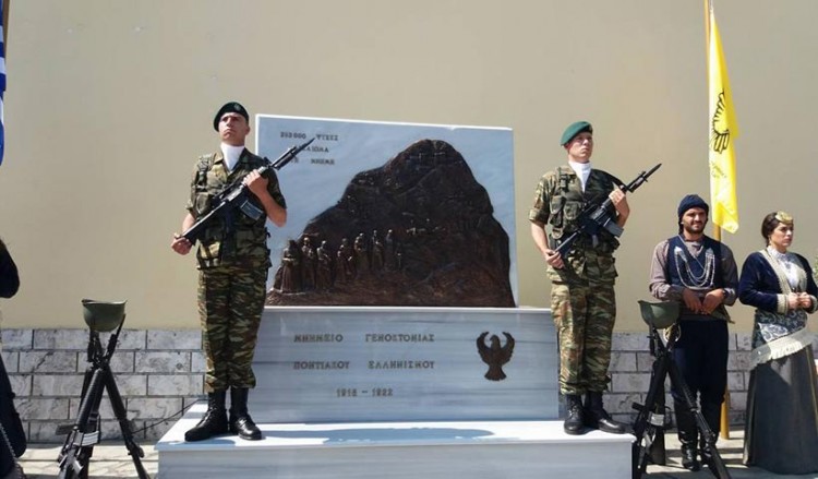 Συγκίνηση στα αποκαλυπτήρια του μνημείου Γενοκτονίας των Ποντίων στην Επισκοπή Νάουσας (βίντεο, φωτο)