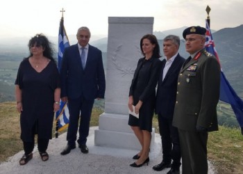 Παραδόθηκε χώμα από τα Τέμπη στην πρέσβειρα της Αυστραλίας