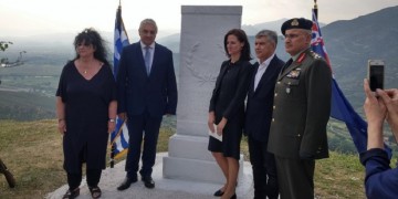 Παραδόθηκε χώμα από τα Τέμπη στην πρέσβειρα της Αυστραλίας