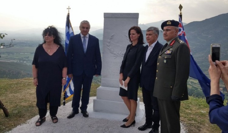 Παραδόθηκε χώμα από τα Τέμπη στην πρέσβειρα της Αυστραλίας