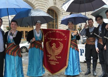 Η ποντιακή σημαία μαζί με τη γαλανόλευκη υψώθηκαν στο Μανχάταν (βίντεο)