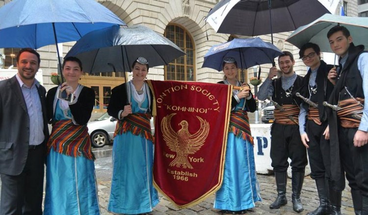 Η ποντιακή σημαία μαζί με τη γαλανόλευκη υψώθηκαν στο Μανχάταν (βίντεο)