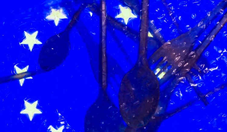Η Κομισιόν βάζει «φρένο» στη χρήση πλαστικών προϊόντων