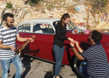 Μια πρωτότυπη πρόταση γάμου με ποντιακή λύρα (φωτο)