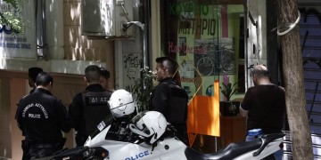 Πυροβολισμοί στην πλατεία Βικτωρίας: Γάζωσαν Αλβανό μέσα σε κομμωτήριο