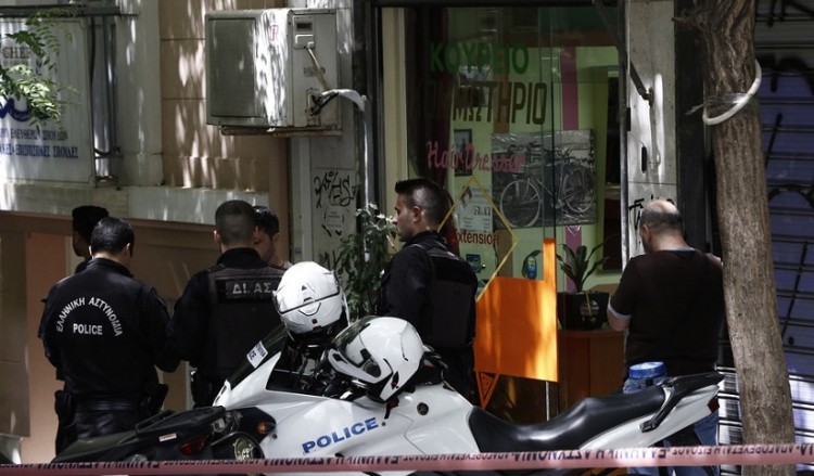 Πυροβολισμοί στην πλατεία Βικτωρίας: Γάζωσαν Αλβανό μέσα σε κομμωτήριο
