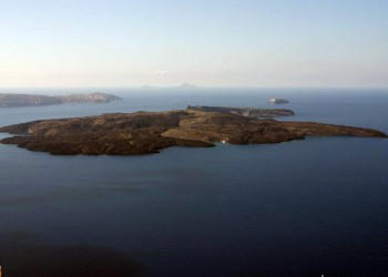Ζωντανεύει η αρχαία ηφαιστειακή νήσος Καμένη στην καλδέρα της Σαντορίνης