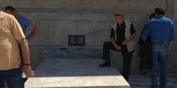 Καταδικάζει ο Σύλλογος Ευζώνων την ασέβεια του συνδικαλιστή της ΔΕΗ στο μνημείο του Άγνωστου Στρατιώτη