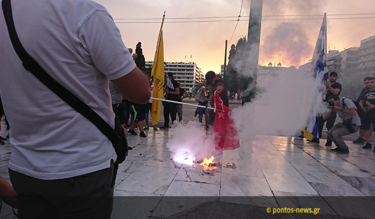 Ένταση στο Σύνταγμα την ώρα της εκδήλωσης για τη 19η Μαΐου