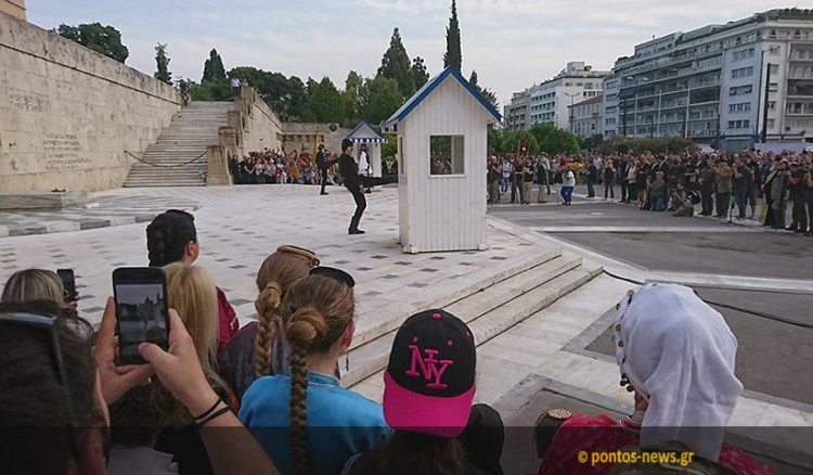 19η Μαΐου στο Σύνταγμα: Η μπότα του Πόντιου Εύζωνα στο Σύνταγμα ξύπνησε 353.000 νεκρούς