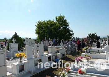 Υπό τον ήχο της ποντιακής λύρας αναβίωσε το ταφικό έθιμο στον Νέο Καύκασο την ημέρα του Αγίου Πνεύματος (βίντεο) - Media Gallery