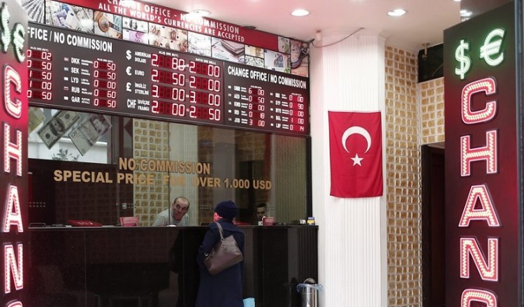 Πτώση στη Wall Street εξαιτίας αναταραχών στην τουρκική οικονομία και διένεξης Άγκυρας-Ουάσινγκτον