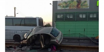 Τραγωδία στον Κηφισό με δύο νεκρούς – Νταλίκα έπεσε σε δύο ΙΧ (βίντεο)