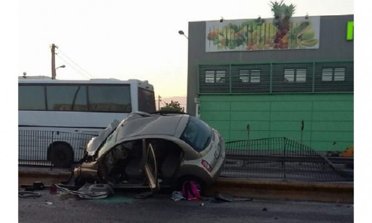 Τραγωδία στον Κηφισό με δύο νεκρούς – Νταλίκα έπεσε σε δύο ΙΧ (βίντεο)