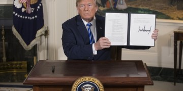 Τραμπ: Οι ΗΠΑ αποχωρούν από τη συμφωνία για τα πυρηνικά του Ιράν