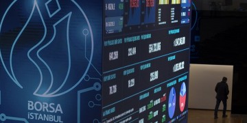 Bloomberg: Οι επενδυτές χάνουν την εμπιστοσύνη τους στην τουρκική οικονομία