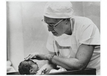 Virginia Apgar, η γυναίκα που… κοιτάζει κάθε νεογέννητο στον κόσμο (βίντεο)