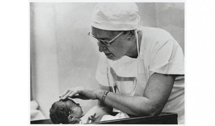 Virginia Apgar, η γυναίκα που… κοιτάζει κάθε νεογέννητο στον κόσμο (βίντεο)