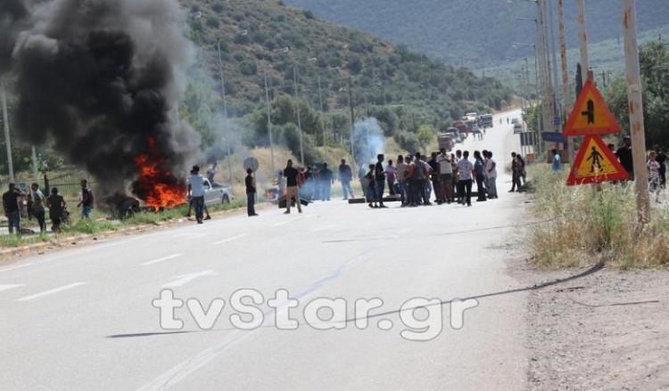 Καζάνι που βράζει η Άμφισσα: Οργή από τους Ρομά στην κηδεία της 13χρονης (φωτο)