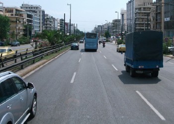 Γερασμένα τουριστικά και σχολικά λεωφορεία στους δρόμους της Αθήνας