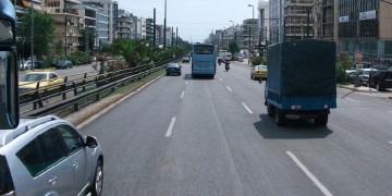 Γερασμένα τουριστικά και σχολικά λεωφορεία στους δρόμους της Αθήνας