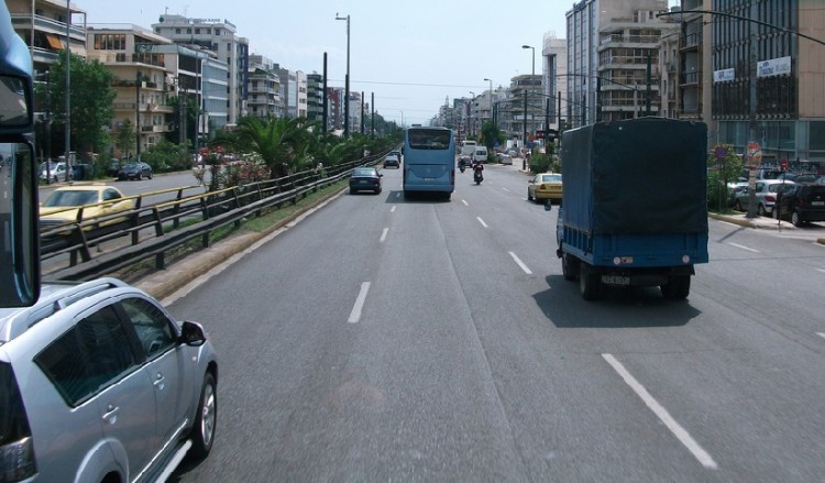 Γερασμένα τουριστικά και σχολικά λεωφορεία στους δρόμους της Αθήνας