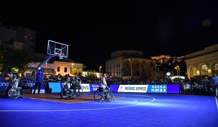 1st Midnight 3on3 Streetball στο Μοναστηράκι: Το μπάσκετ με αμαξίδιο πάει παντού! (βίντεο)