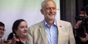 Brexit: Δεύτερο δημοψήφισμα με επιλογές μια «λογική» συμφωνία και την παραμονή στηρίζει ο Κόρμπιν