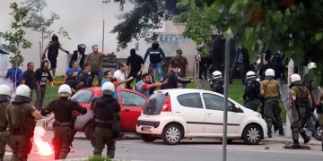 Σύγκρουση ΜΑΤ-διαδηλωτών έξω από τη ΔΕΘ