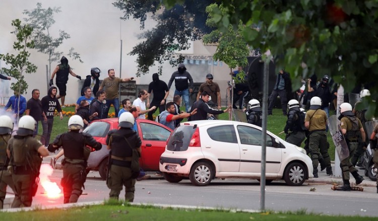 Σύγκρουση ΜΑΤ-διαδηλωτών έξω από τη ΔΕΘ