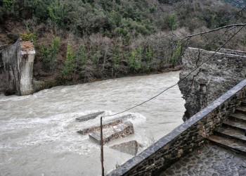 Σε πλήρη ανάπτυξη τα έργα αποκατάστασης του γεφυριού της Πλάκας