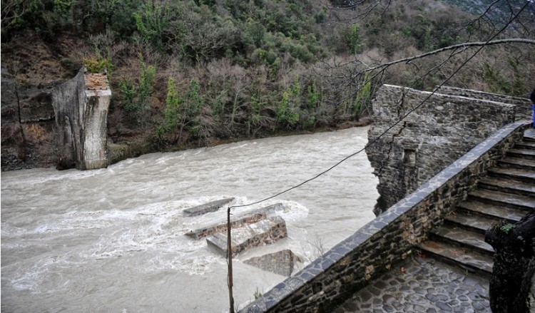 Σε πλήρη ανάπτυξη τα έργα αποκατάστασης του γεφυριού της Πλάκας
