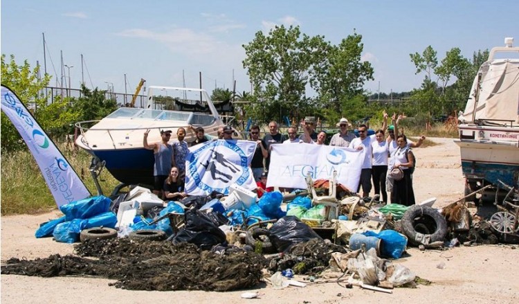 Ένα τεράστιο χαλί από πλαστικό στο βυθό της Καλαμαριάς