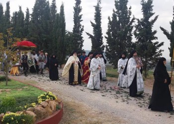 Με ποντιακές φορεσιές τίμησαν τον Εσπερινό στο ναό της Παναγίας Άξιον Εστί, στο Μεσαίο Θεσσαλονίκης