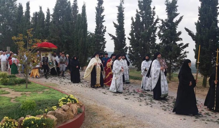 Με ποντιακές φορεσιές τίμησαν τον Εσπερινό στο ναό της Παναγίας Άξιον Εστί, στο Μεσαίο Θεσσαλονίκης