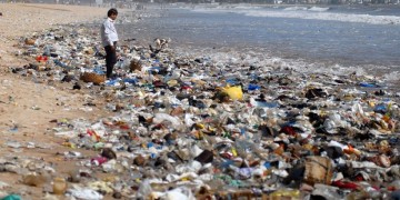Παγκόσμιος σκουπιδοντενεκές πλαστικών αποβλήτων οι θάλασσες της Ασίας