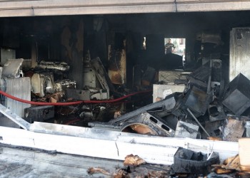 Ολοσχερώς καταστράφηκε η βιοτεχνία με τα ηλεκτρικά στο Περιστέρι (φωτο)