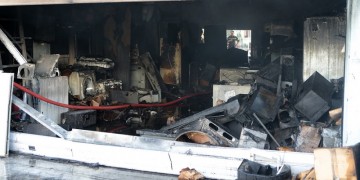 Ολοσχερώς καταστράφηκε η βιοτεχνία με τα ηλεκτρικά στο Περιστέρι (φωτο)