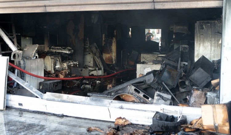 Ολοσχερώς καταστράφηκε η βιοτεχνία με τα ηλεκτρικά στο Περιστέρι (φωτο)