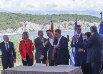 Το συμβολικό δώρο του Ζάεφ στον Τσίπρα (βίντεο)