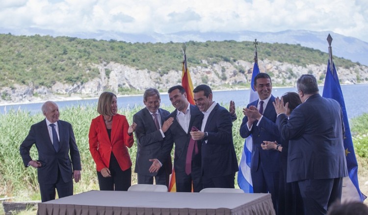Το συμβολικό δώρο του Ζάεφ στον Τσίπρα (βίντεο)
