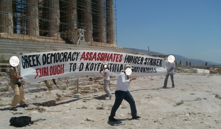Πανό στην Ακρόπολη από τον Ρουβίκωνα υπέρ του Κουφοντίνα