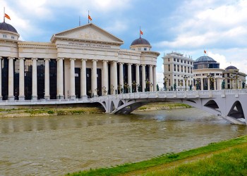 Η σύνθεση της Επιτροπής Ελλάδας-πΓΔΜ που θα ελέγχει τα σχολικά βιβλία