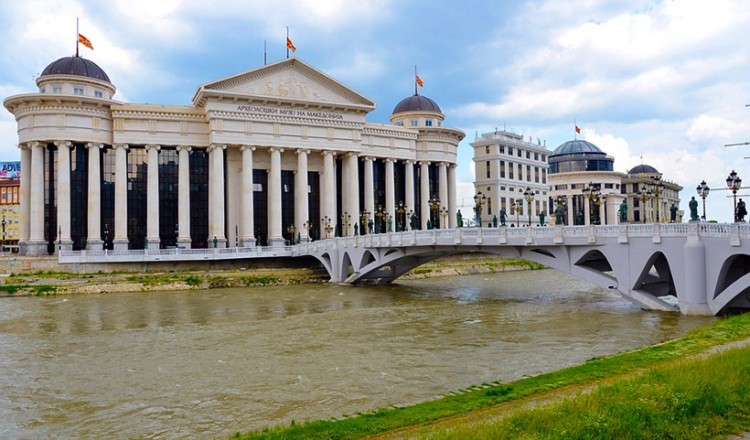 Η σύνθεση της Επιτροπής Ελλάδας-πΓΔΜ που θα ελέγχει τα σχολικά βιβλία