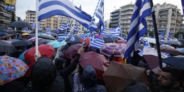 Υπό βροχή το νέο συλλαλητήριο για τη Μακεδονία στη Θεσσαλονίκη