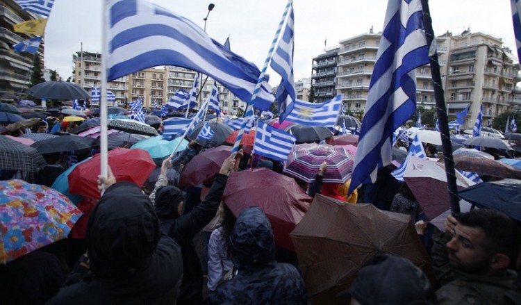 Υπό βροχή το νέο συλλαλητήριο για τη Μακεδονία στη Θεσσαλονίκη