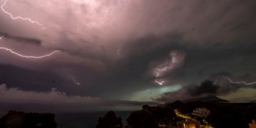 103.000 κεραυνοί έπεσαν στην Ελλάδα τον Ιούλιο – Οι περισσότεροι των τελευταίων 14 ετών