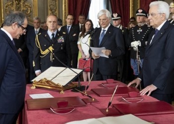 Ιταλός ΥΠΟΙΚ: Δεν τίθεται θέμα να βγούμε από το ευρώ