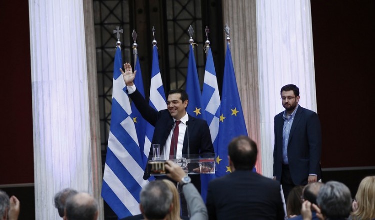 Με γραβάτα ο Τσίπρας στο Ζάππειο μετά τη συμφωνία για το χρέος